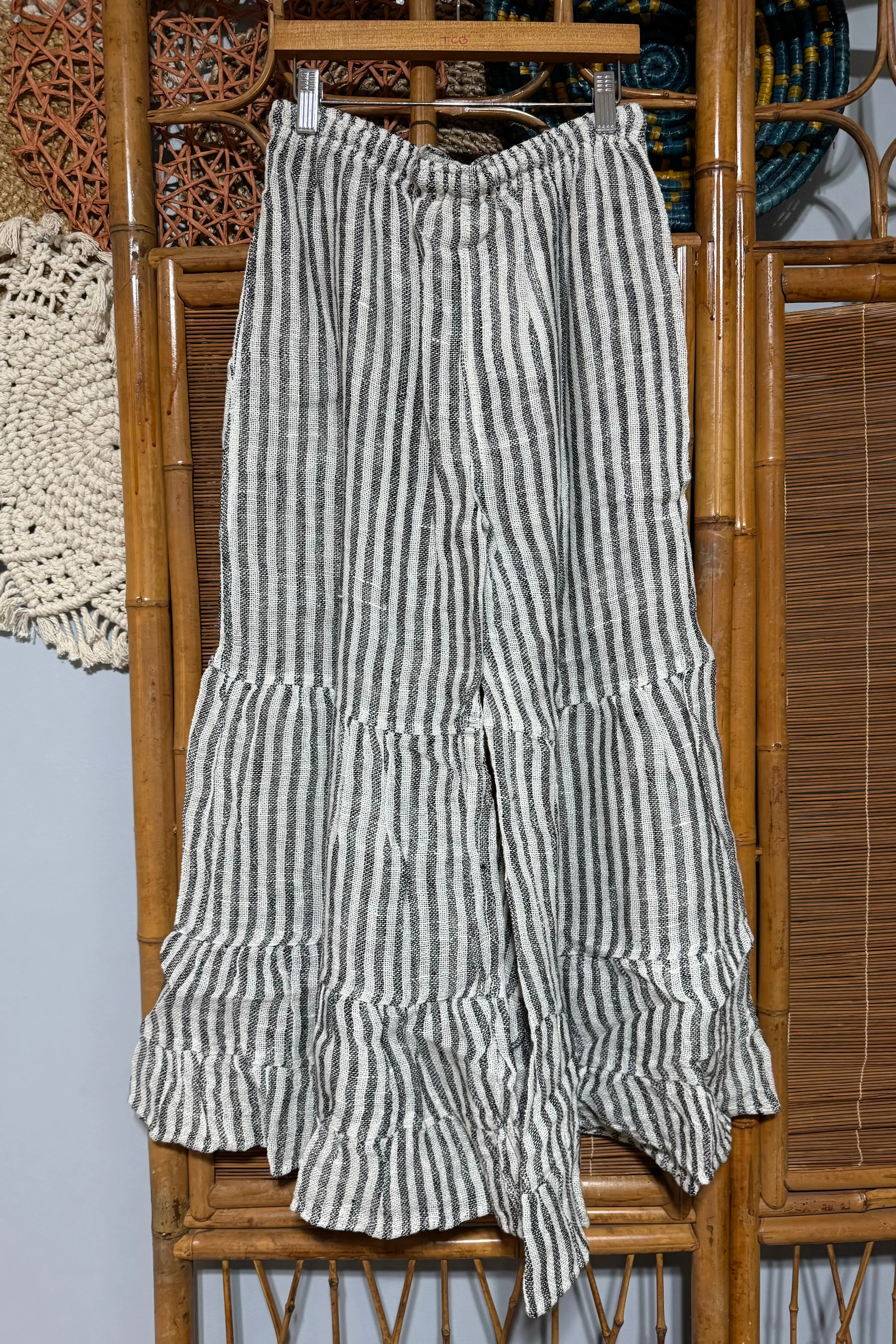 Black & White Farmer's Daughter Burlap Tie Waist Capri Pant