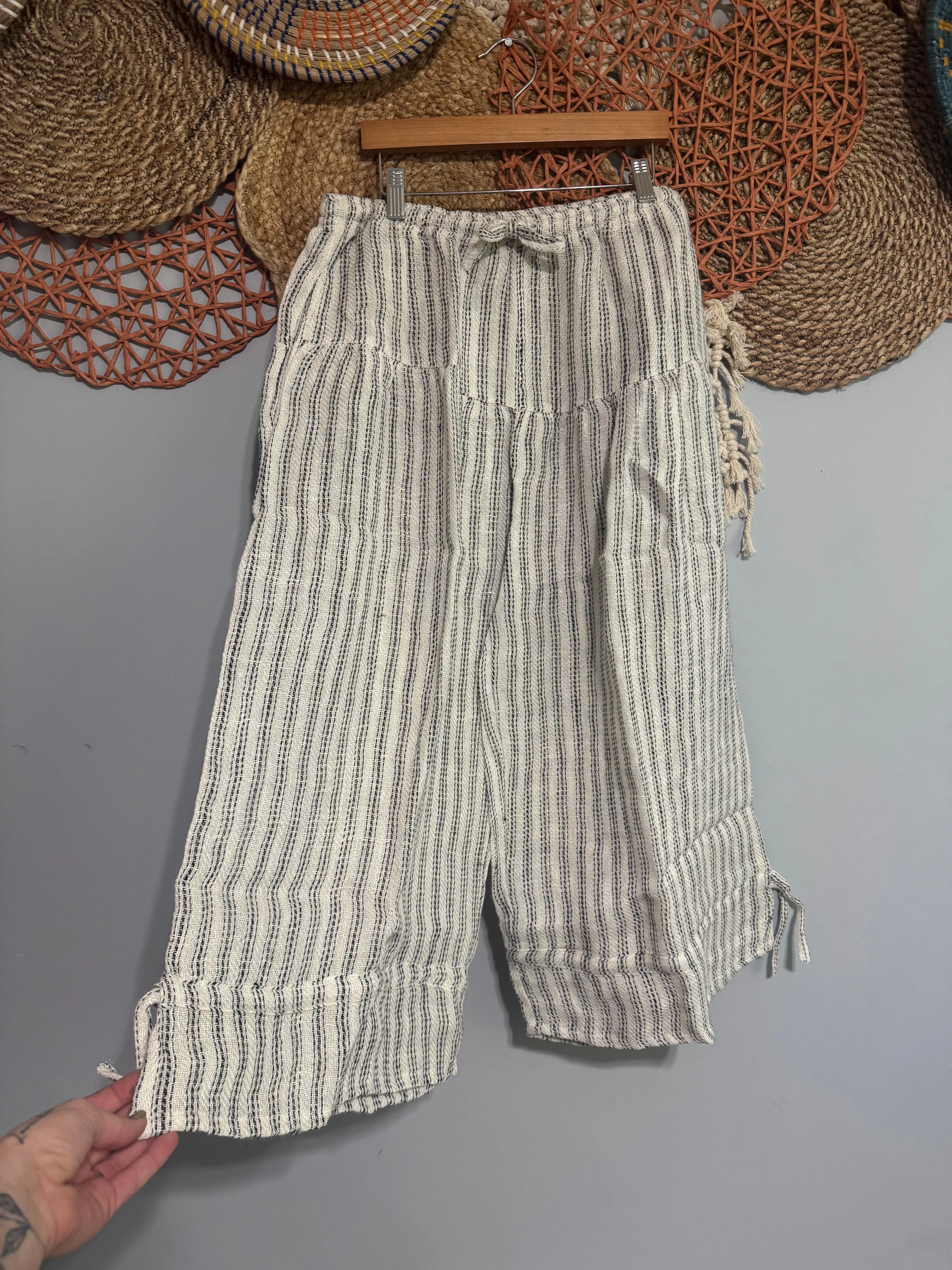 Black & White Farmer's Daughter Burlap Tie Waist Capri Pant