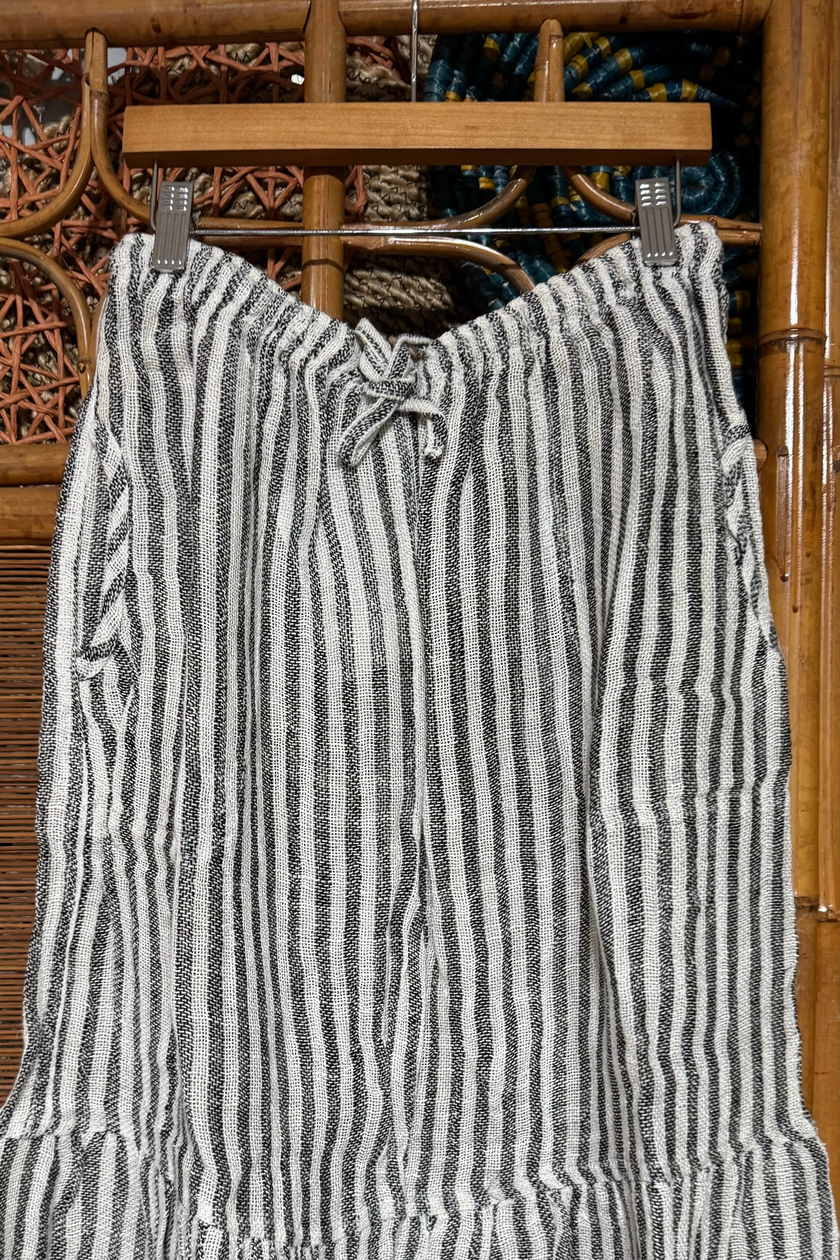 Black & White Farmer's Daughter Burlap Tie Waist Capri Pant